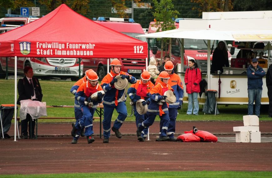 Teamgeist, Können und Ausdauer: Jugendfeuerwehren meistern Leistungsspangenabnahme in Immenhausen